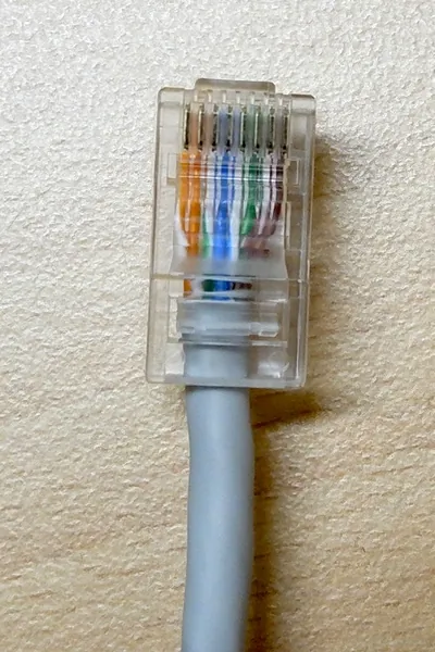 Nieekranowany wtyk modularny z kolejnością T568B