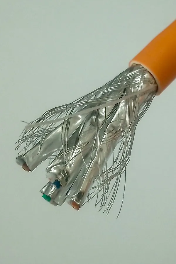 Różne wykonania ekranu: kabel S/FTP – każda z par foliowana, całość w siatce