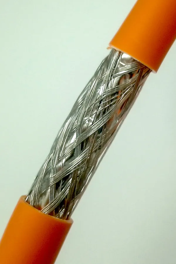 Różne wykonania ekranu: kabel S/FTP – każda z par foliowana, całość w siatce
