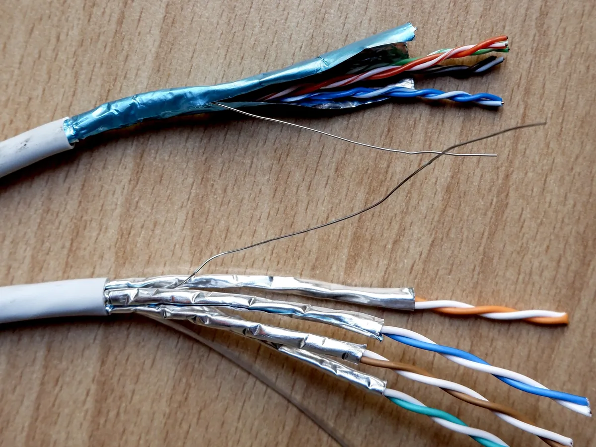 Różne wykonania ekranu: kabel F/UTP z góry, kabel U/FTP z dołu